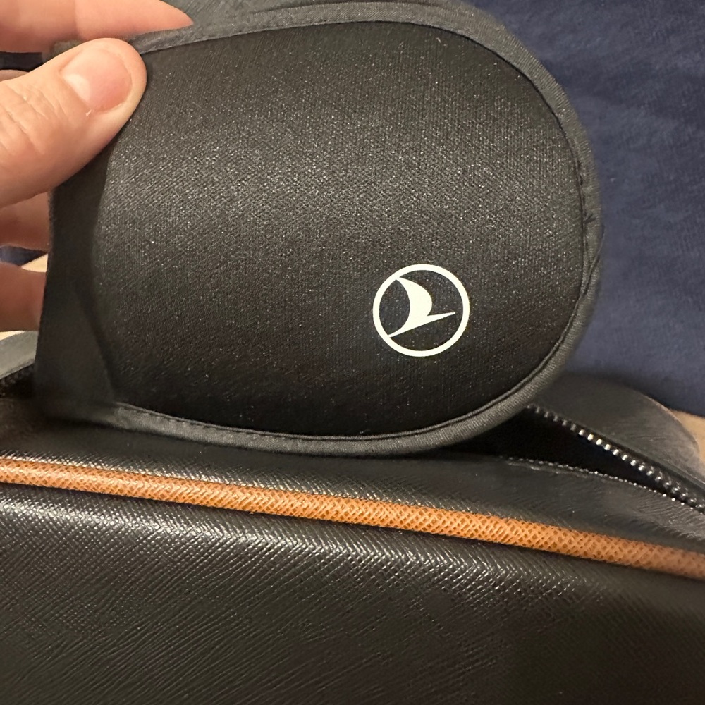 4 Turkish Airlines amenity kits with one eye mask - Picture 4 of 5